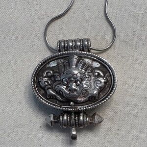 Elegant Silver Pendant Necklace